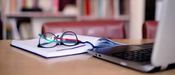 Bürogeräte Für Schulprojekte Laptop Buch Brille — Stockfoto