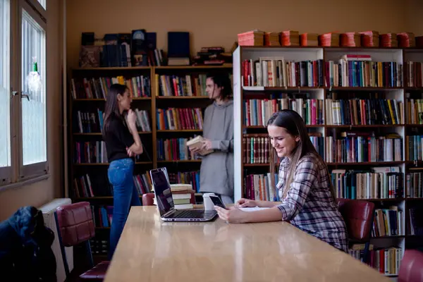 Studentin Benutzt Handy Während Des Studiums Bibliothek — Stockfoto