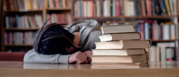 College Student Schlafen Bibliothek Beschnittenes Bild — Stockfoto