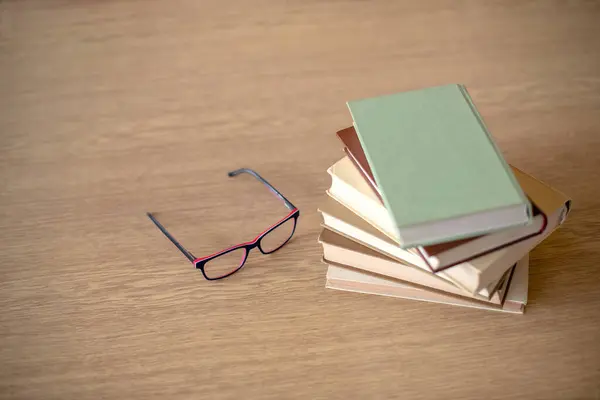 Bücher Und Brillen Auf Holzgrund — Stockfoto