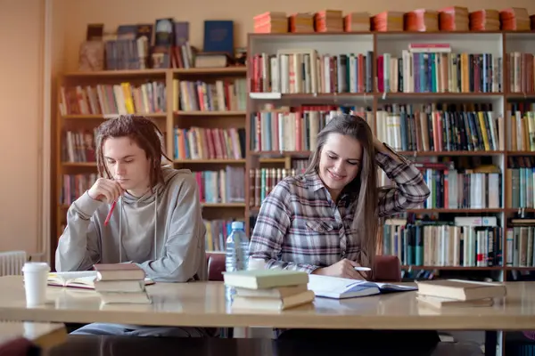 Glückliche Schüler Der Bibliothek Bei Ihren Hausaufgaben — Stockfoto