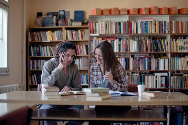 Zwei Schüler Lernen Und Lachen Bibliothek — Stockfoto
