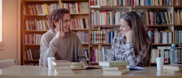 Schönes Paar Das Gemeinsam Der Bibliothek Lernt Lächelt Und Einander — Stockfoto