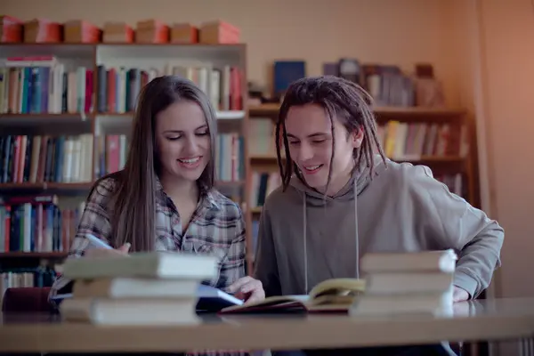 Glückliche Studenten Der Bibliothek Lesen Bücher Und Lächeln — Stockfoto