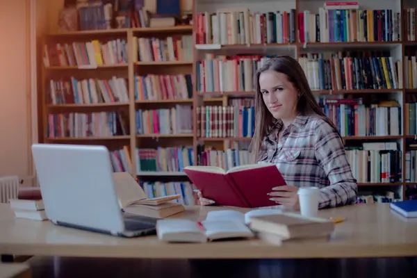Porträt Einer Selbstbewussten Studentin Die Der Bibliothek Mit Laptop Und — Stockfoto
