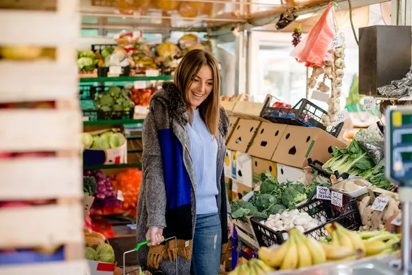 Markette muz toplayan güzel genç bir kadın..