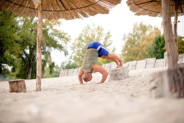 Kafkas sporcusu amuda kalkıyor, plajda egzersiz yapıyor..