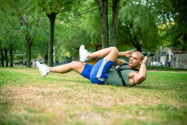 Kafkas atleti çimlerin üzerinde mekik çekiyor..