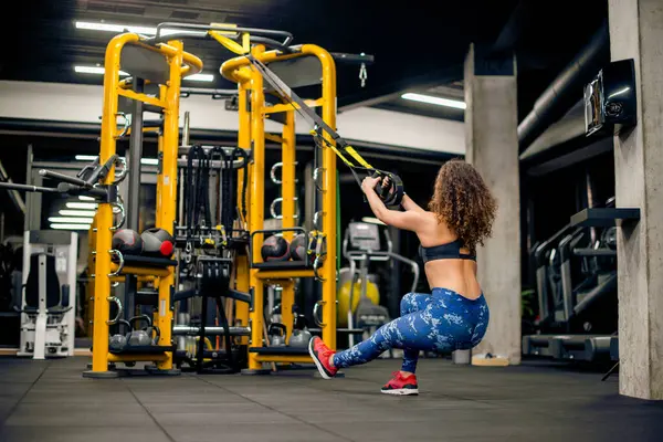 Çekici genç bayan, şehvetli bir eğitim alıyor.