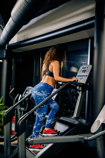 Spor salonunda çalışan kız