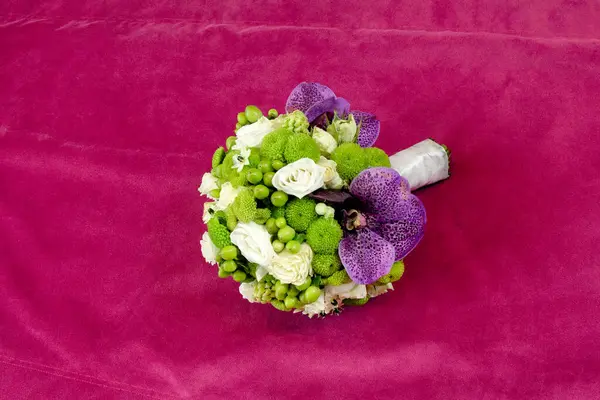 Yatağın üzerinde düğün buketi