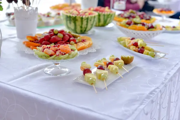 Güzel dekore edilmiş meyve servisi.