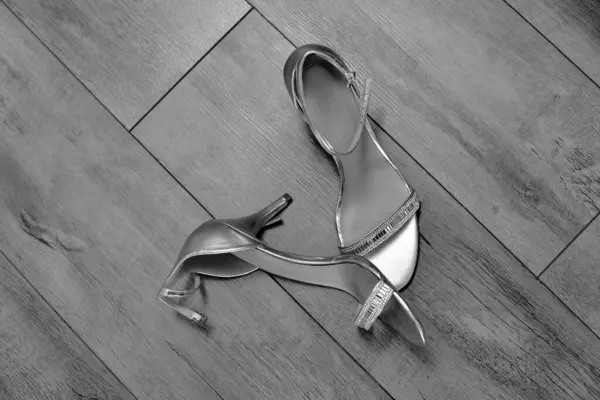 Yere atılan ayakkabılar.