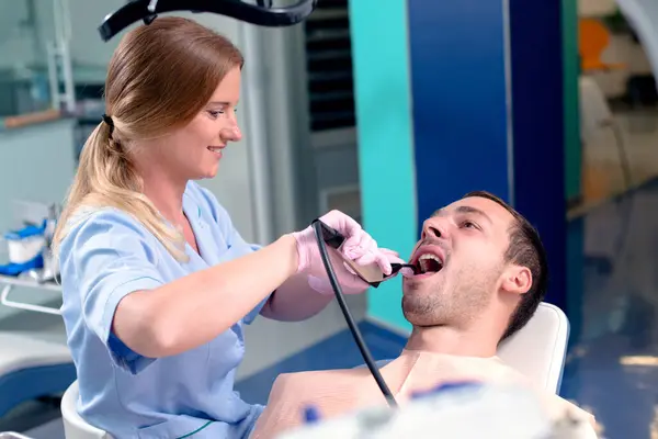 Erkek hasta dişçiye gidiyor..