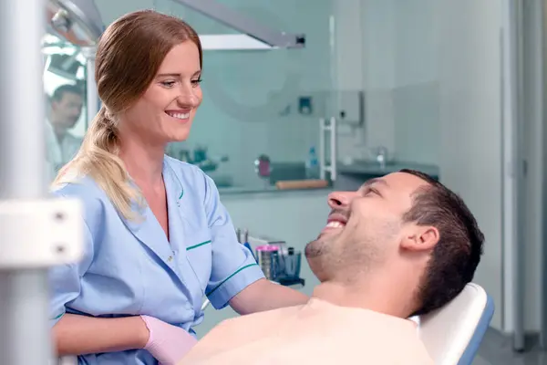 diş hekimi mutlu hastaya.