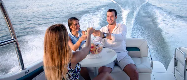 Arkadaşlar teknede eğleniyor.