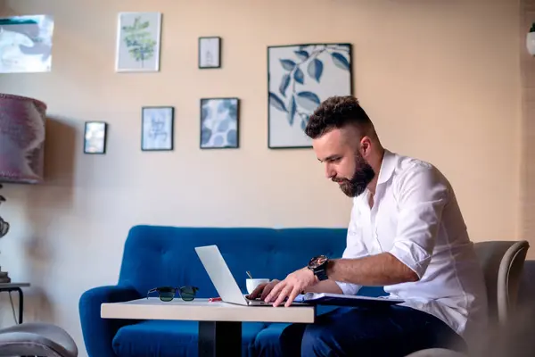 Dizüstü Bilgisayarlı Bağlantı Ağı Konsepti.