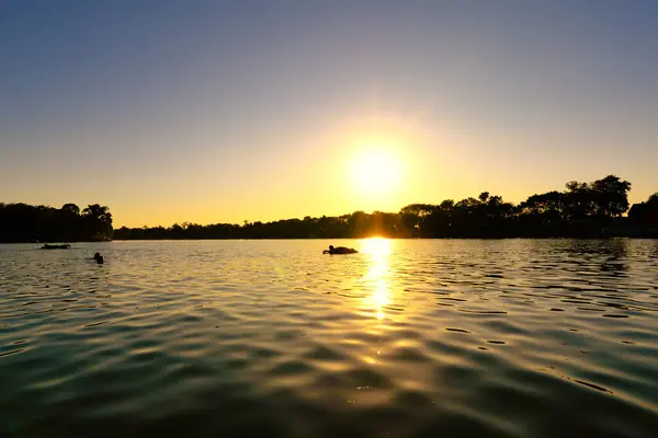 Gölde gün batımı