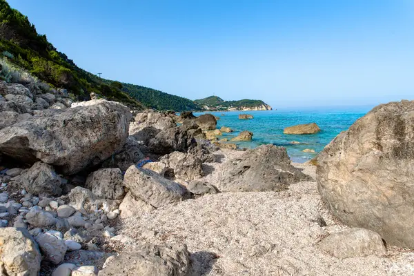 Turkuaz suyu ve egzotik varış noktası olan güzel, huzurlu kayalık bir sahil.
