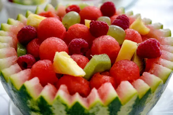 Güzel dekore edilmiş meyve servisi.