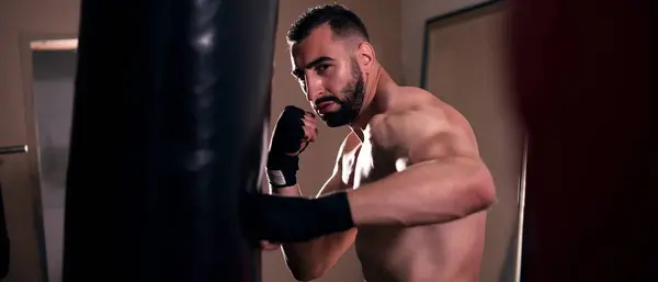 Genç adam boks egzersiz