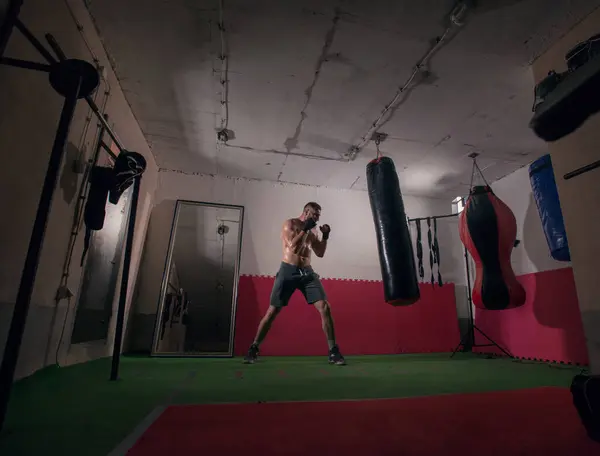 Jovem Determinado Homem Exercitando Boxe Health Club — Fotografia de Stock