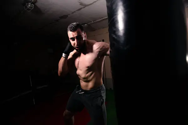 Jovem Boxeador Treina Saco Perfuração — Fotografia de Stock