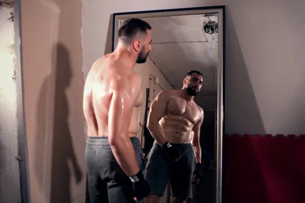 Jovem Admirando Seus Músculos Espelho — Fotografia de Stock