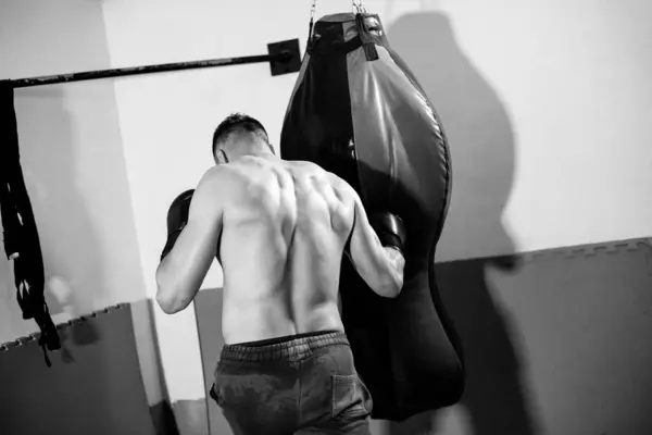 Jovem Boxeador Masculino Perfurando Saco Preto — Fotografia de Stock