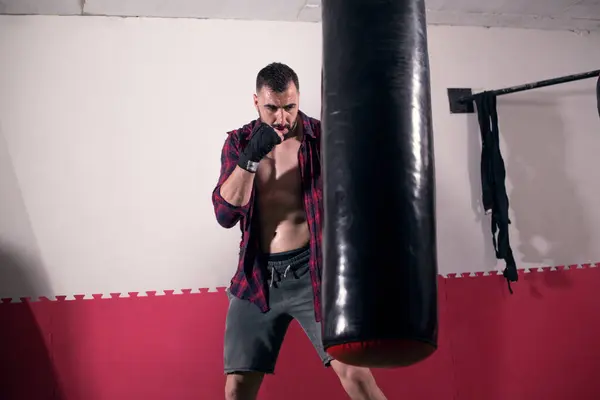 kum torbası trenlerde genç boksör