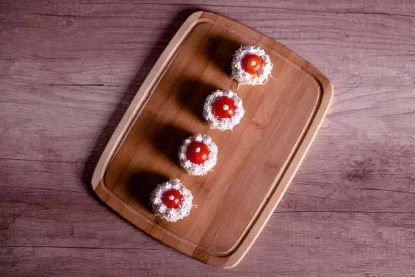 Aperatif masası ahşap bir masada, kiraz domatesleriyle süslenmiş.