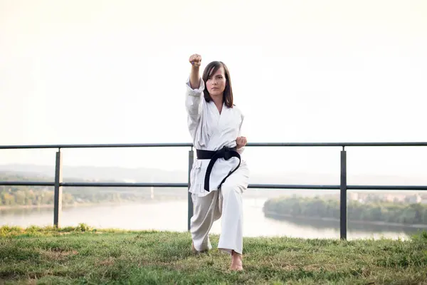 Karate pratik kimono kadında.