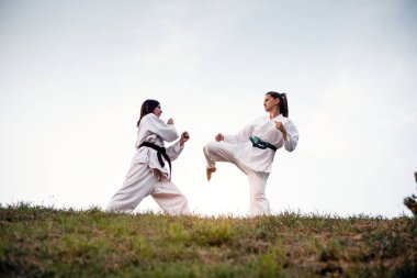 Askeri eğitim, iki kız karate dövüşü..