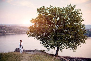 Siyah kuşak takan genç bir karateci..