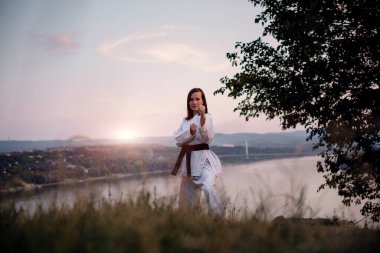 Siyah kuşak takan genç bir karateci..