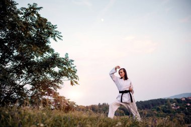 Siyah kuşak takan genç bir karateci..
