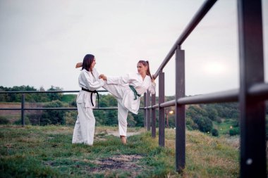 Eğitimden sonra esneme egzersizi yapan genç kadınlar..