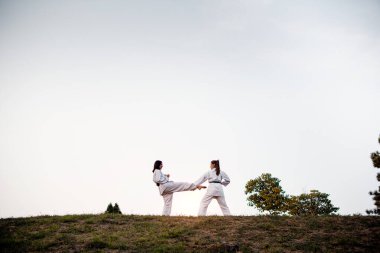 Askeri eğitim, iki kız karate dövüşü..