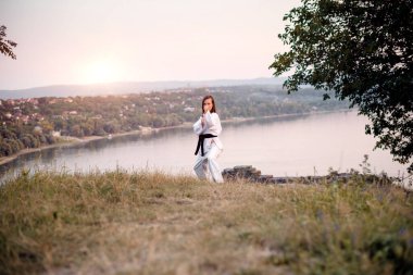 Siyah kuşak takan genç bir karateci..
