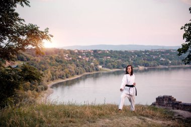 Siyah kuşak takan genç bir karateci..