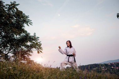 Siyah kuşak takan genç bir karateci..