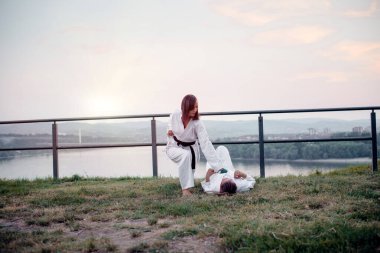 İki dövüş sanatları dövüşçüsü doğada çalışıyor..