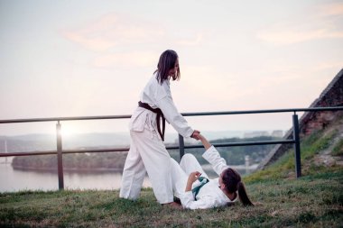 Nehrin başındaki tepede dövüş sanatları eğitimi..