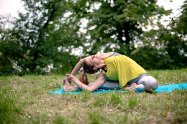 doğada Yoga egzersiz