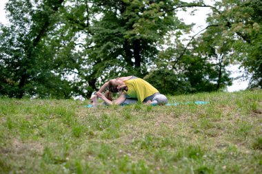 doğada Yoga egzersiz