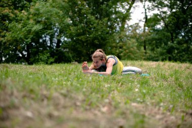 doğada Yoga egzersiz
