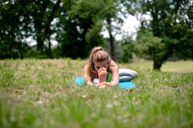 doğada Yoga egzersiz