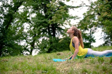 doğada Yoga egzersiz