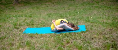 doğada Yoga egzersiz