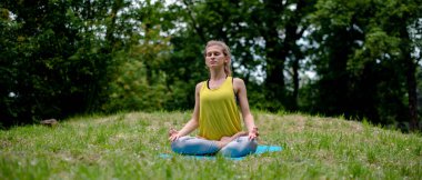 doğada Yoga egzersiz